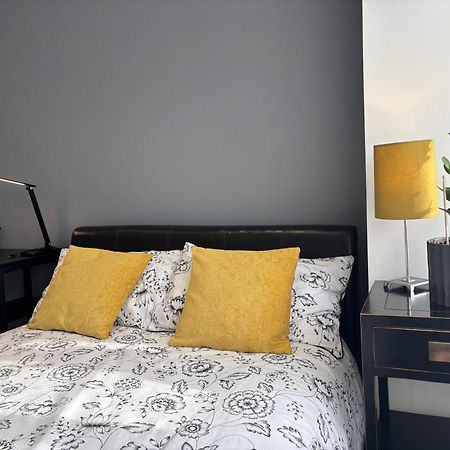 Entire House Floor Perfect For Couples & Freelancers - Available For Single Too Hotel London Exterior photo