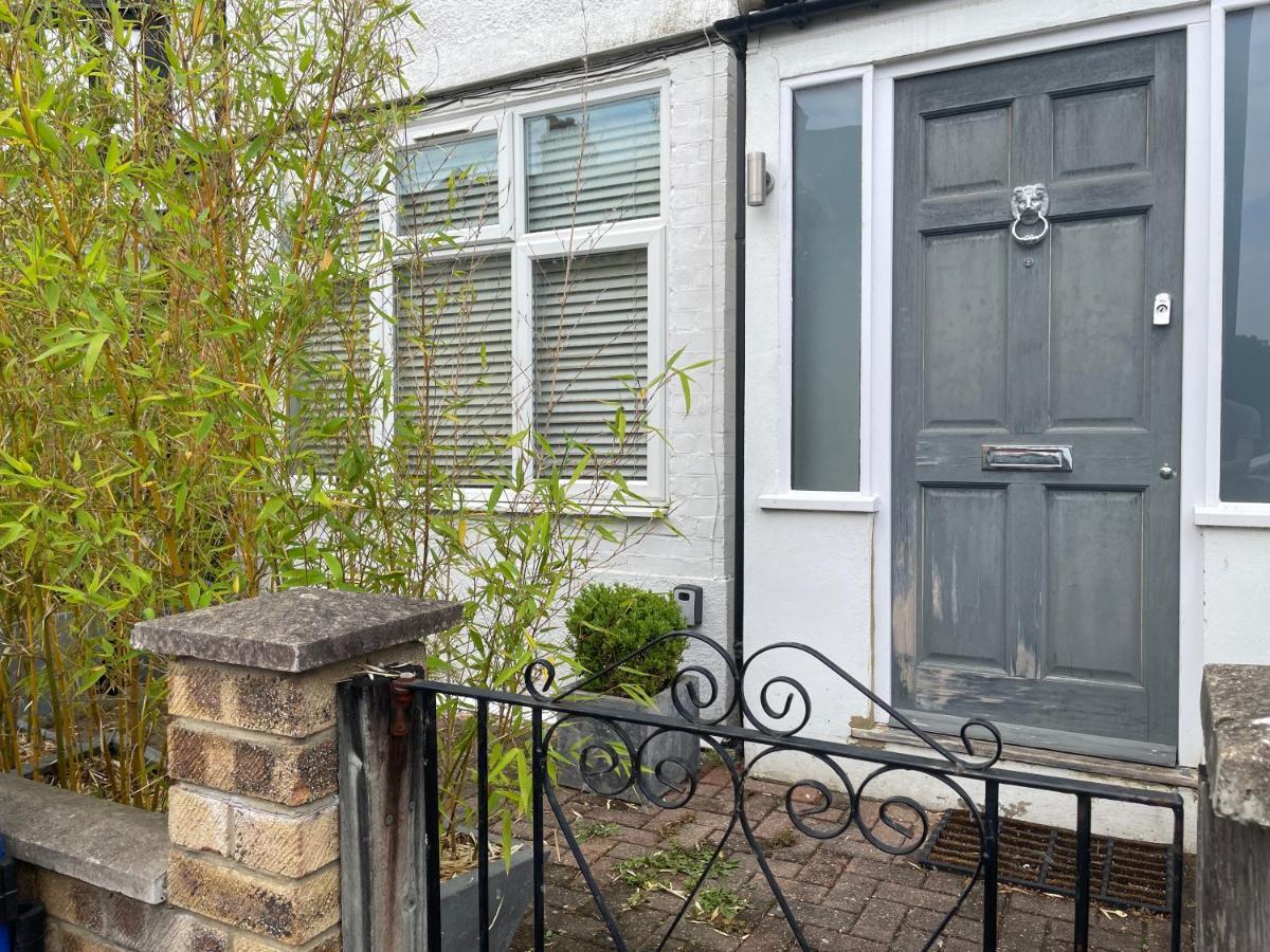 Entire House Floor Perfect For Couples & Freelancers - Available For Single Too Hotel London Exterior photo